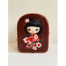 Painel Mochila Média Kokeshi fundo vinho - Sintético Doll Estampado